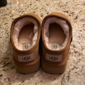 CLASSIC UGG CHESTNUT SLIPPERS